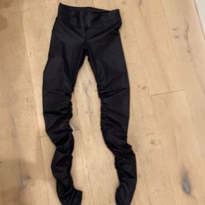 Super comfy and fun Alo runched black leggings Sz small